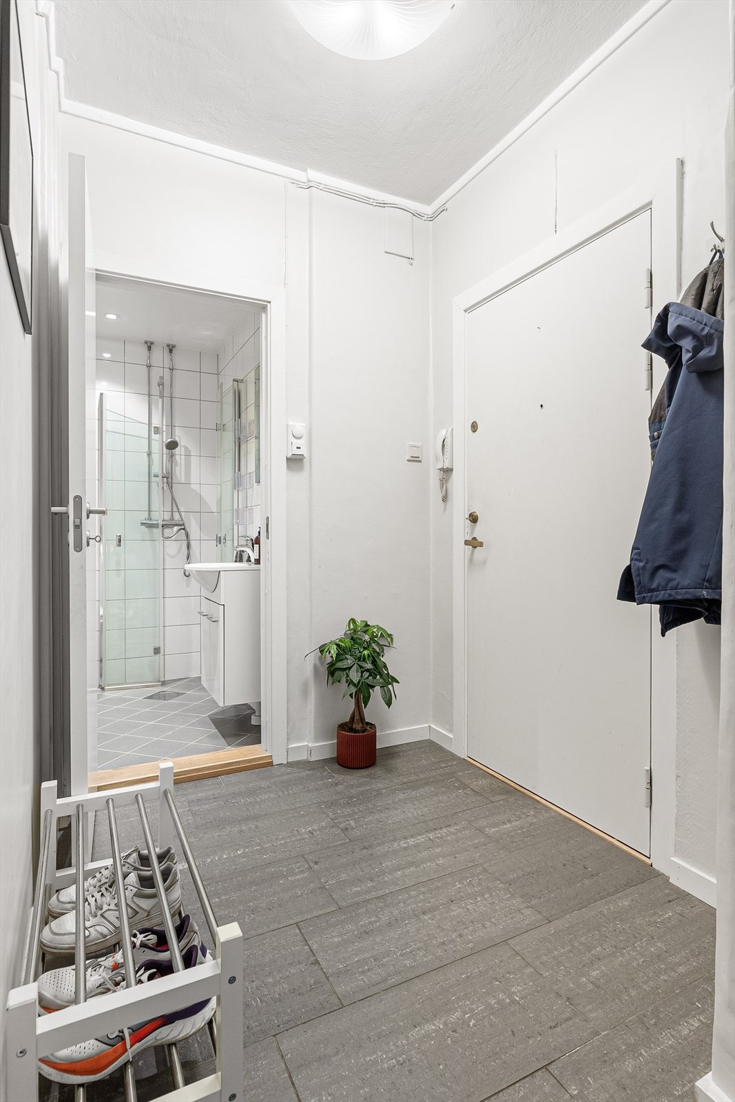 Enkel adkomst til baderommet fra entréen. Galleribilde