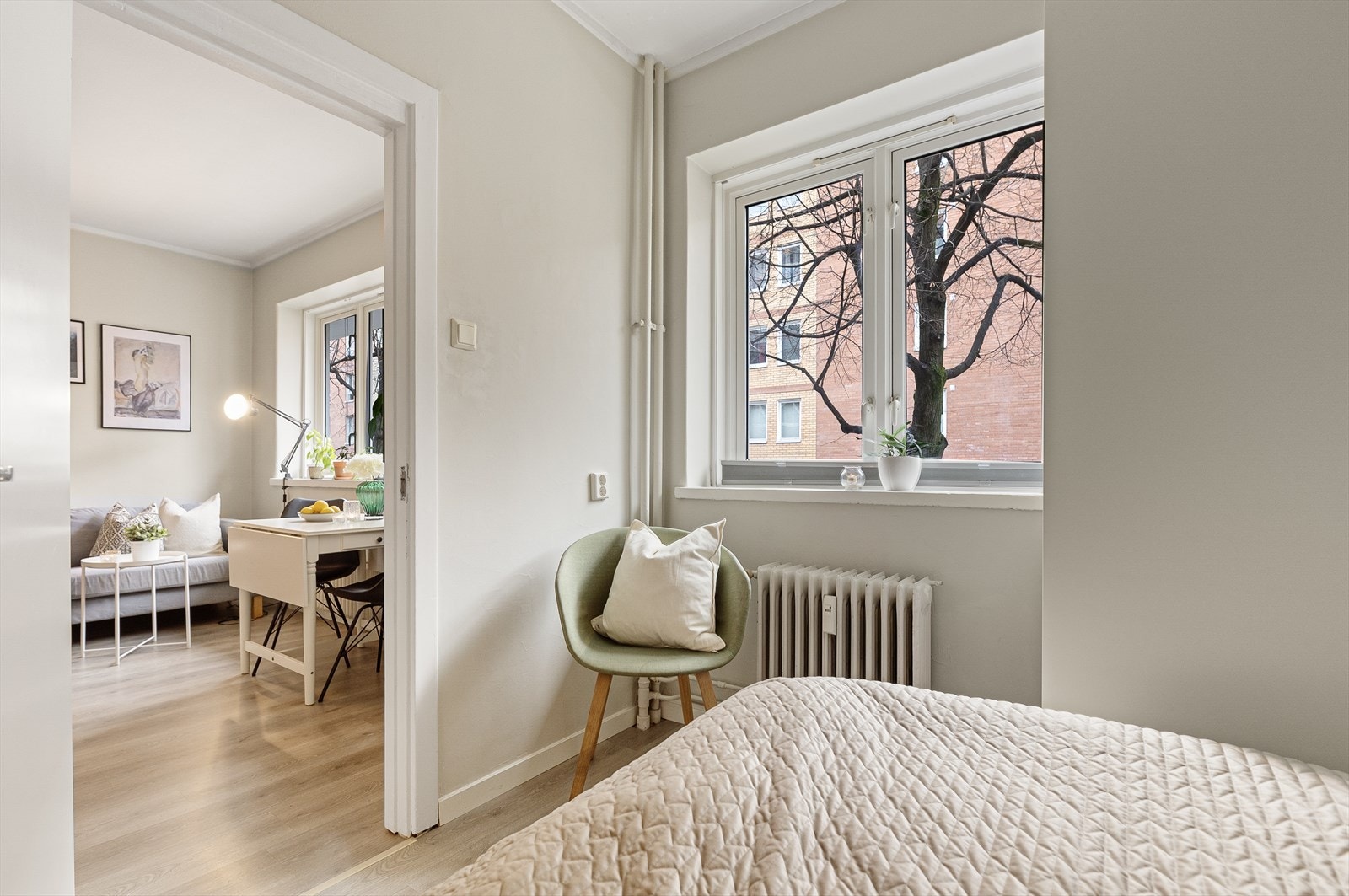 De store vinduene sikrer godt med lys og luft i rommet. Galleribilde