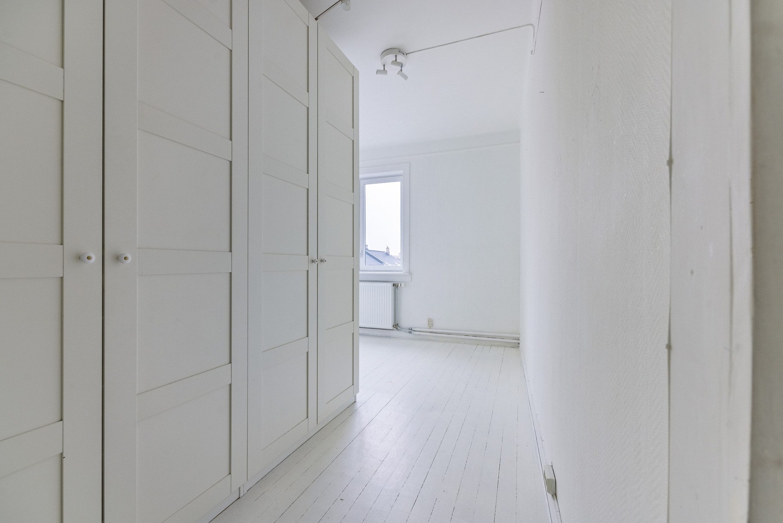 Soverom 2 er innredet med garderobeløsninger. Galleribilde