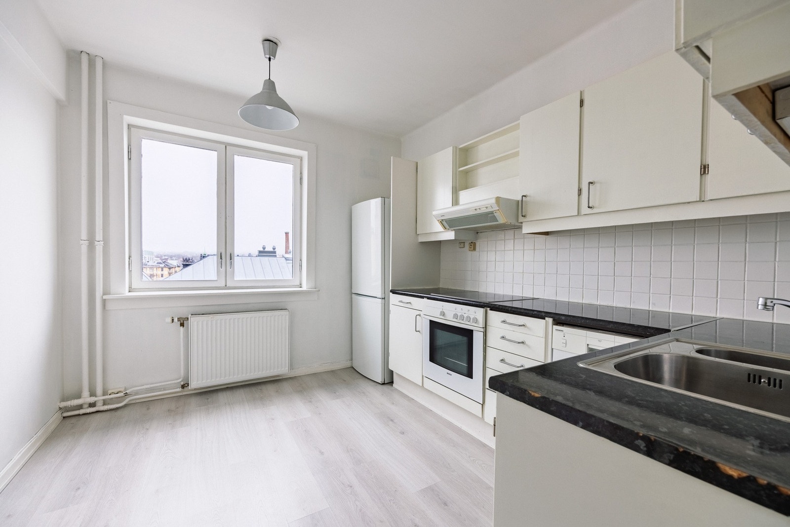 Leiligheten varmes opp med fjernvarme via radiatorer. Fyring er inkludert i felleskostnadene. Galleribilde