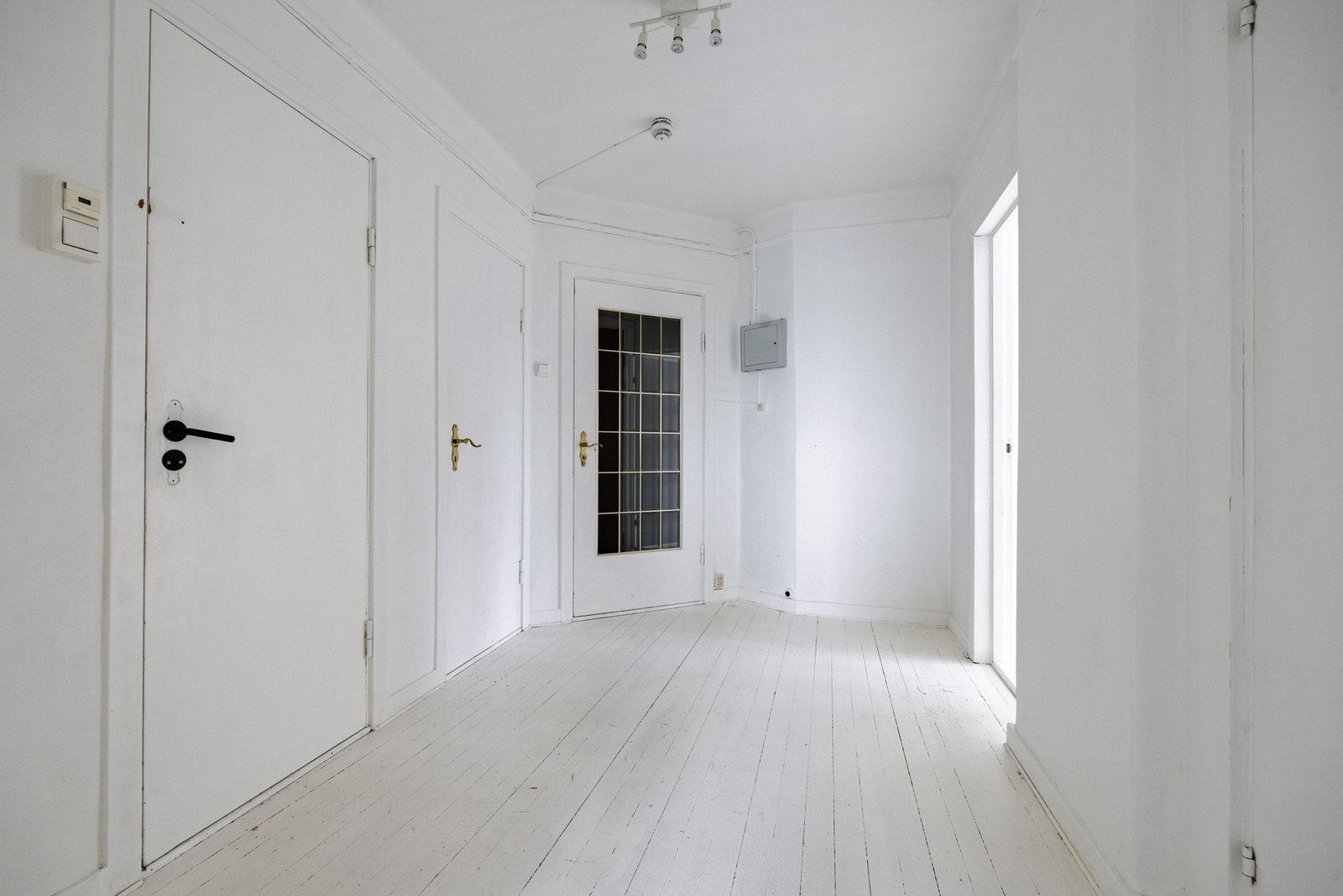 Nærområdet byr på alle nødvendige hverdagsfasiliteter som dagligvare, apotek, kollektivtransport o.l. I tillegg finner du et bredt utvalg nisjebutikker, hyggelige kaféer, bakeri og mye mer i umiddelbar nærhet. Galleribilde