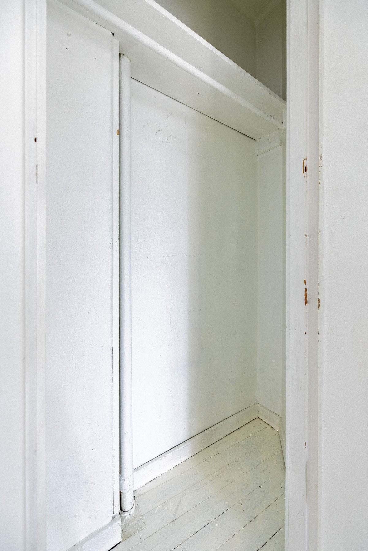 Fra stuen er det adkomst til én av to innvendige boder. Galleribilde