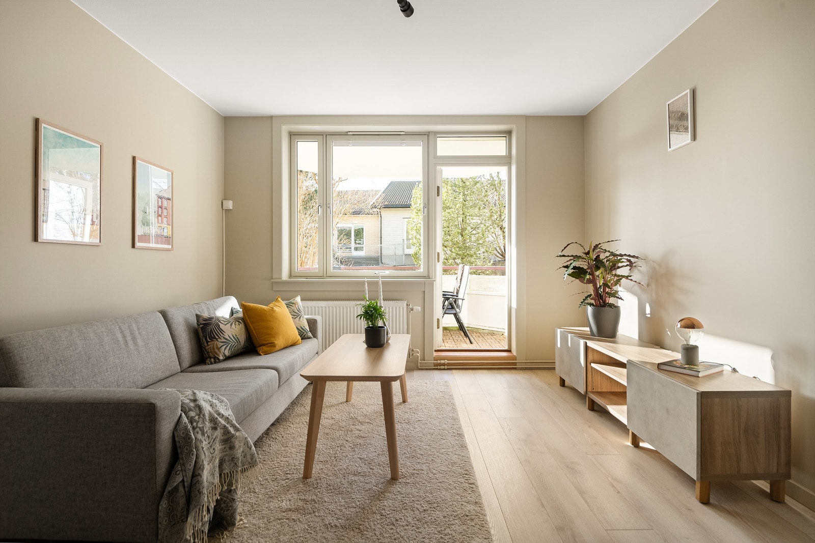 Utgang fra stuen til solrik vestvendt balkong. Galleribilde