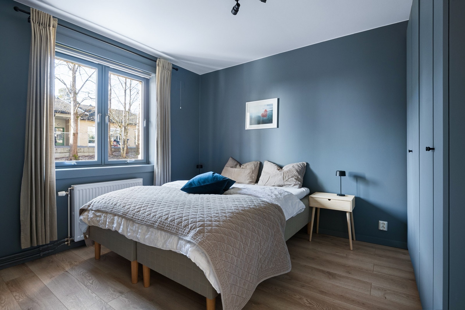 Hovedsoverommet har god plass til stor seng. Galleribilde