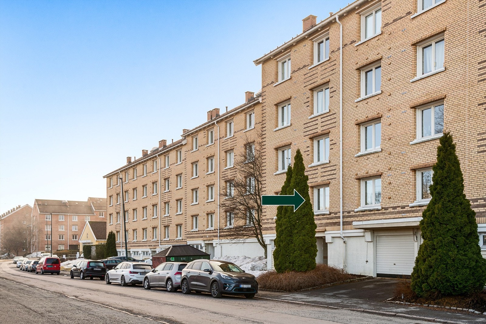 Leiligheten ligger fint plassert på Karlsrud med enkel adkomst, kun én trapp opp fra bakkeplan. Galleribilde