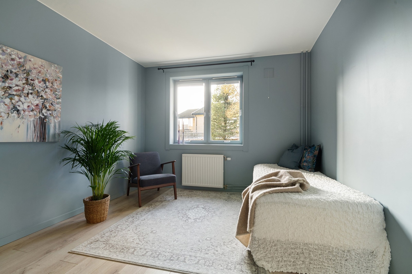 Soverom 2 er romslig med god plass til stor seng. Galleribilde