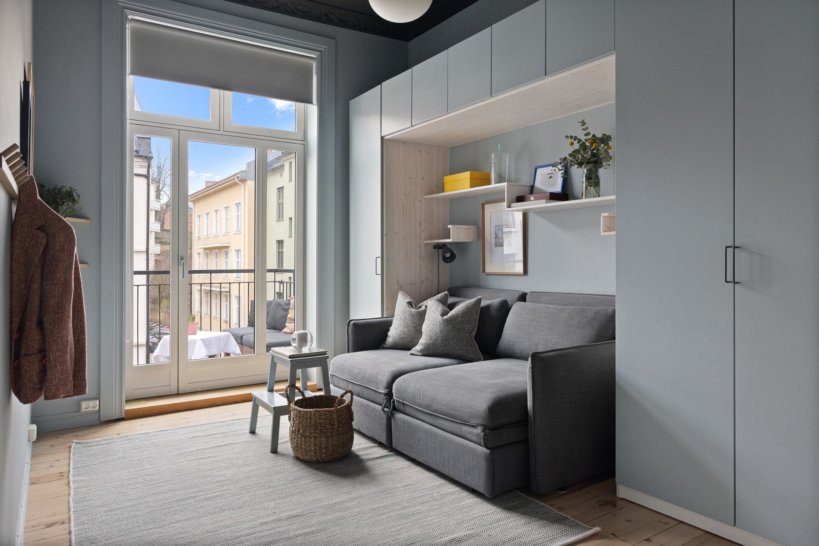 Fra soverommet er det utgang til én av leilighetens to uteplasser. Galleribilde