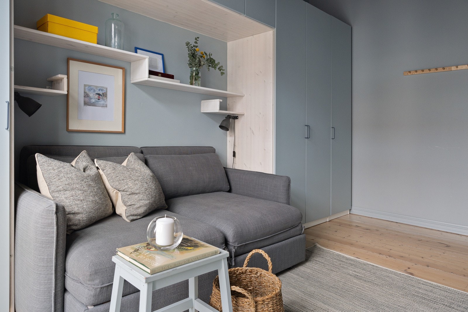 Lyst og innbydende soverom. Rommet benyttes i dag som et gjestesoverom, men det er god plass til dobbeltseng med tilhørende nattbord og en praktisk garderobeløsning med masse plass. Skapene er malt i samme farge som veggen. Galleribilde