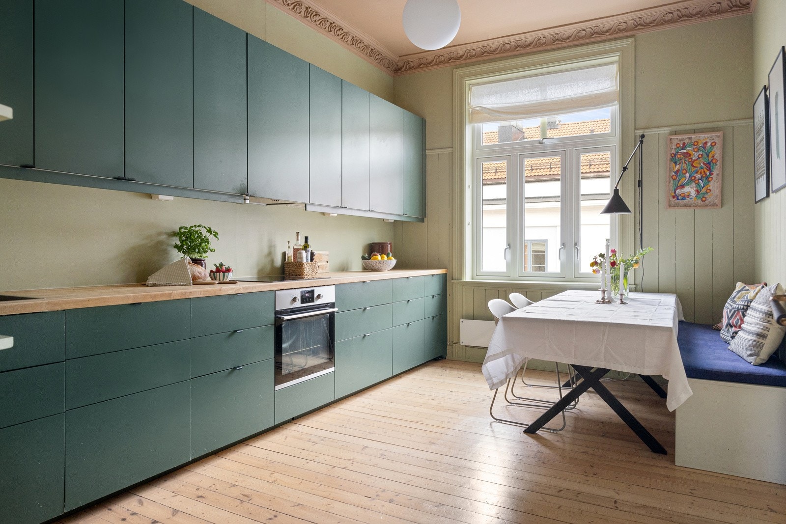 Kjøkkenet er innredet med glatte fronter og benkeplate i heltre med nedfelt kum i rustfritt stål med belysning under overskap. Kjøkkenet er utstyrt med integrert induksjonsplatetopp, stekeovn og oppvaskmaskin, samt kjøle-/fryseskap. Galleribilde