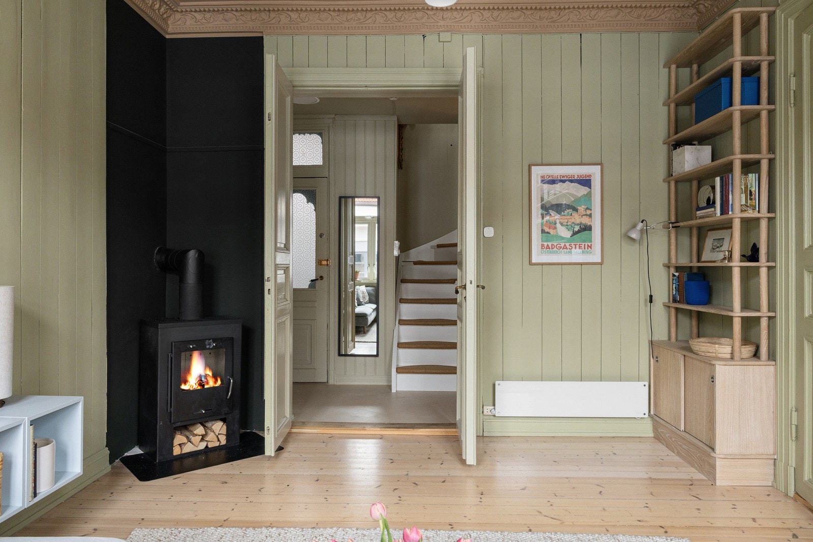 Fra stuen er det enkel tilgang til entréen og trappen som fører deg opp til 2. etasje. Galleribilde