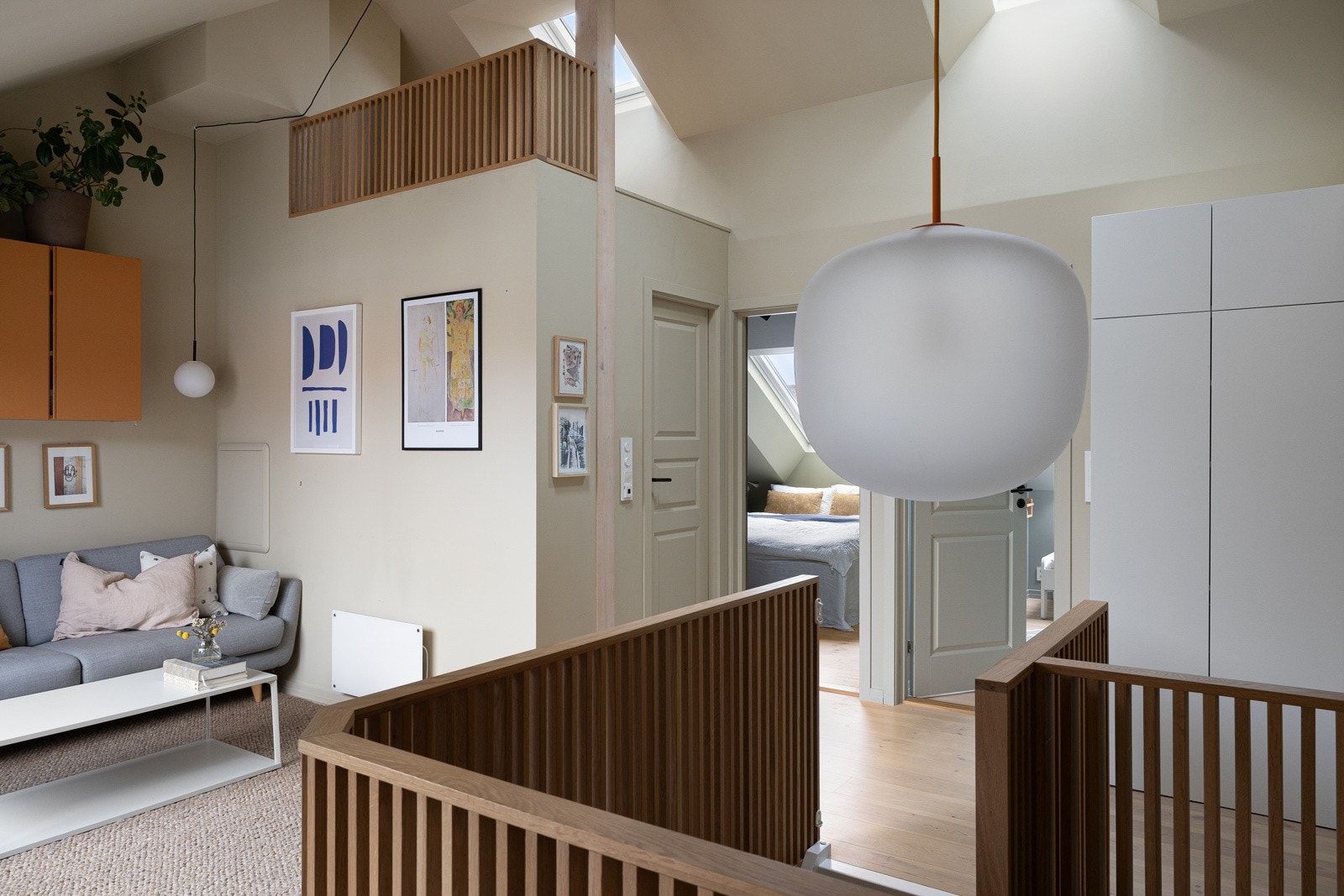 Leilighetens 2. etasje ble bygd i 2021. Den har god takhøyde og rikelig lysinnslipp, noe som gir en romslig og luftig atmosfære. Galleribilde