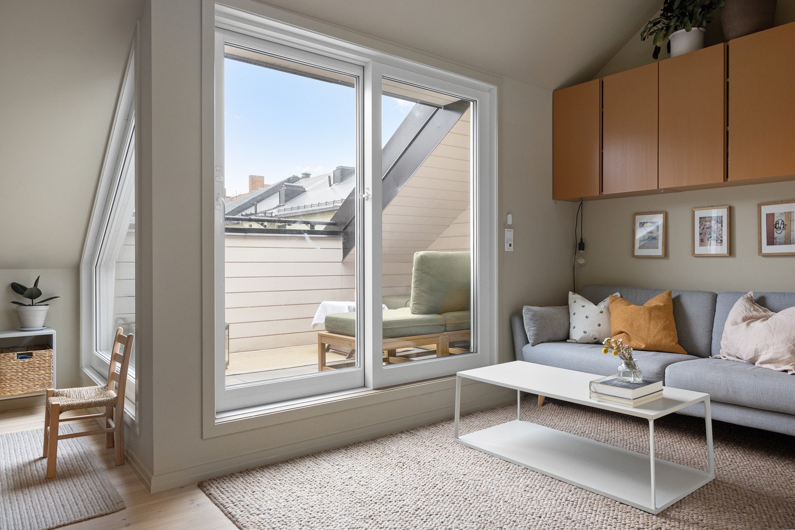 Fra leilighetens loftstue er det tilgang til takterrassen, med flotte solforhold på ettermiddag og kveld Galleribilde