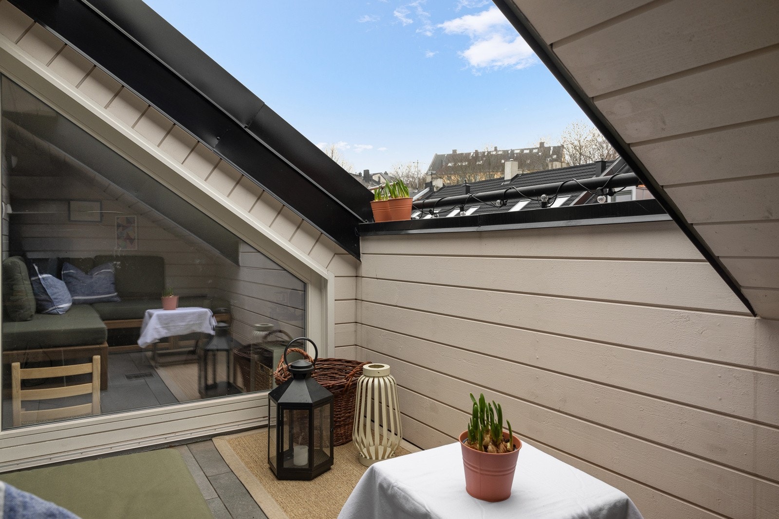 Terrassen er perfekt for solfylte sommerdager, ideell for hyggelige sammenkomster. Galleribilde