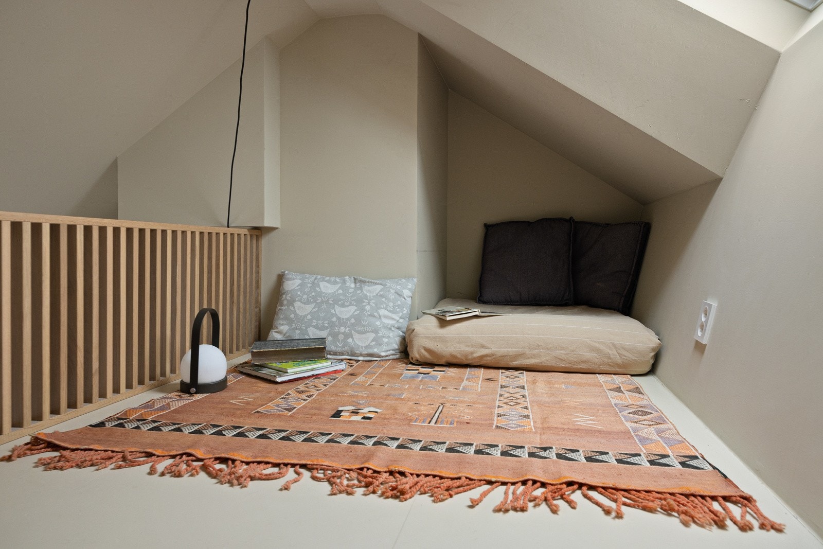 Praktisk hems. Her kan man ha lesekrok, en madrass for overnattingsgjester, eller benytte arealet som lagringsplass Galleribilde