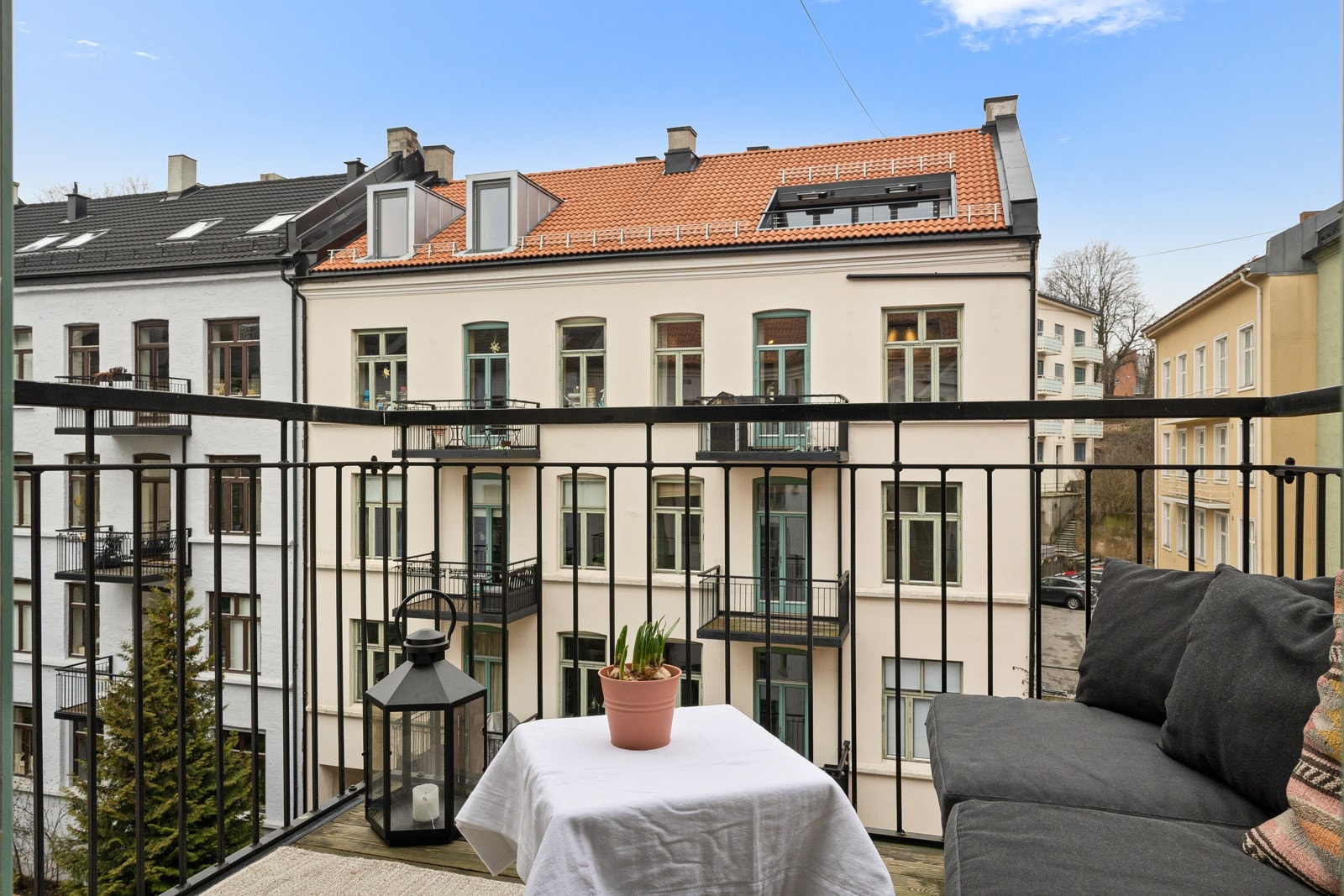 Flott nordvestvendt balkong på 3 kvm med plass til balkongmøbler. Galleribilde