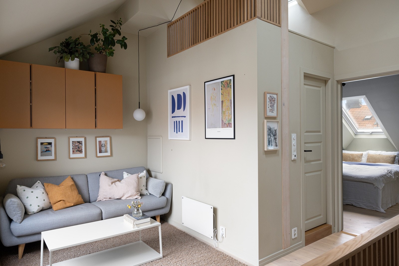 Leilighetens øvre etasje har en god størrelse med eget kontorhjørne og loftstue, hvor det er plass til sofagruppe samt tilhørende møblement. Galleribilde