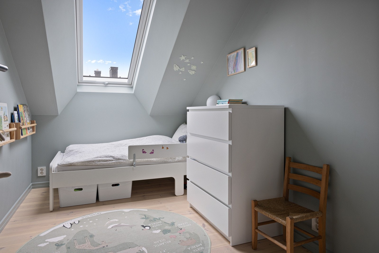 Pent soverom II med plass til seng og nattbord, samt plass til garderobeløsning. Galleribilde