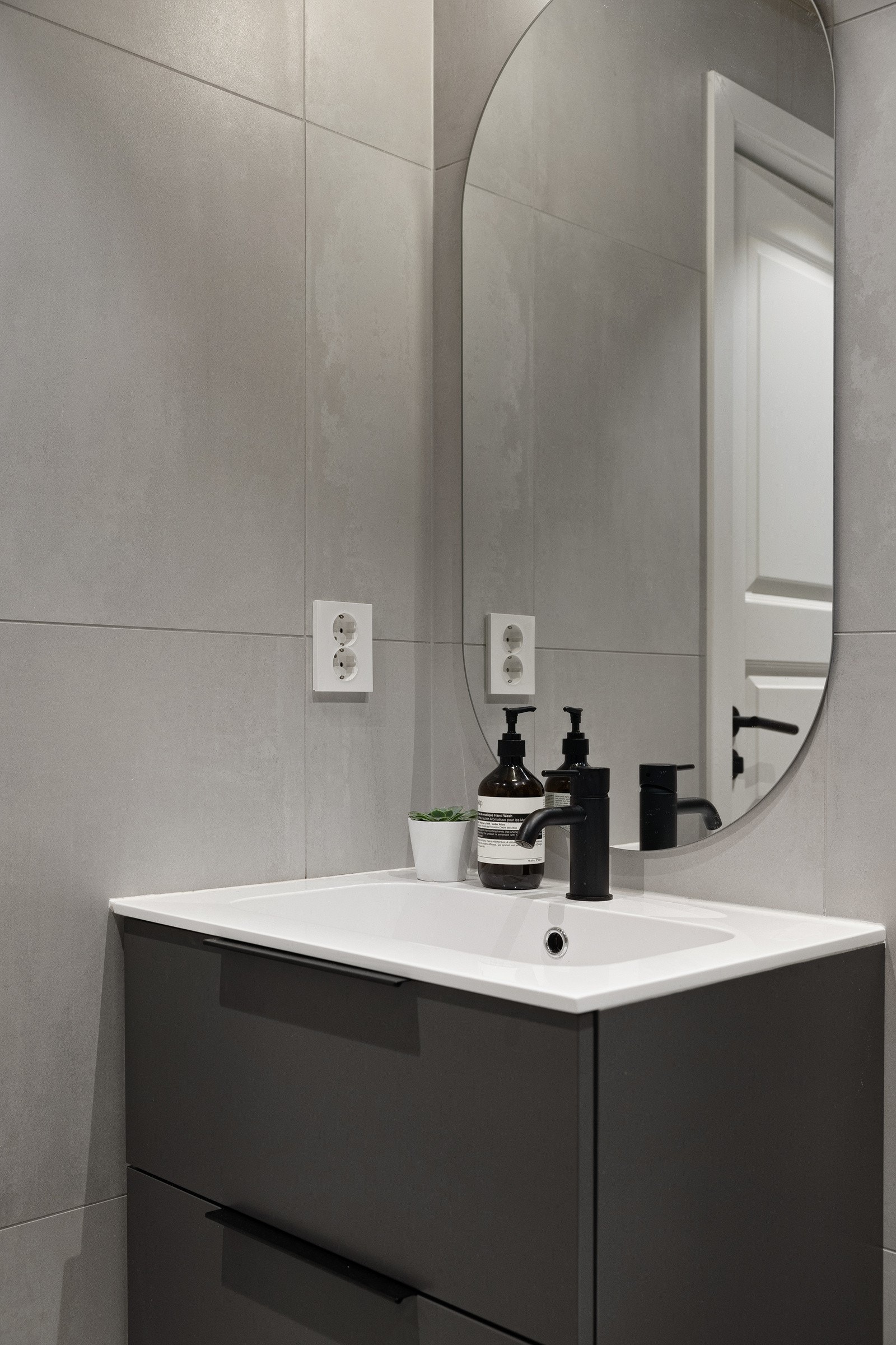 Innbydende baderomsinnredning med tilhørende speil. Galleribilde