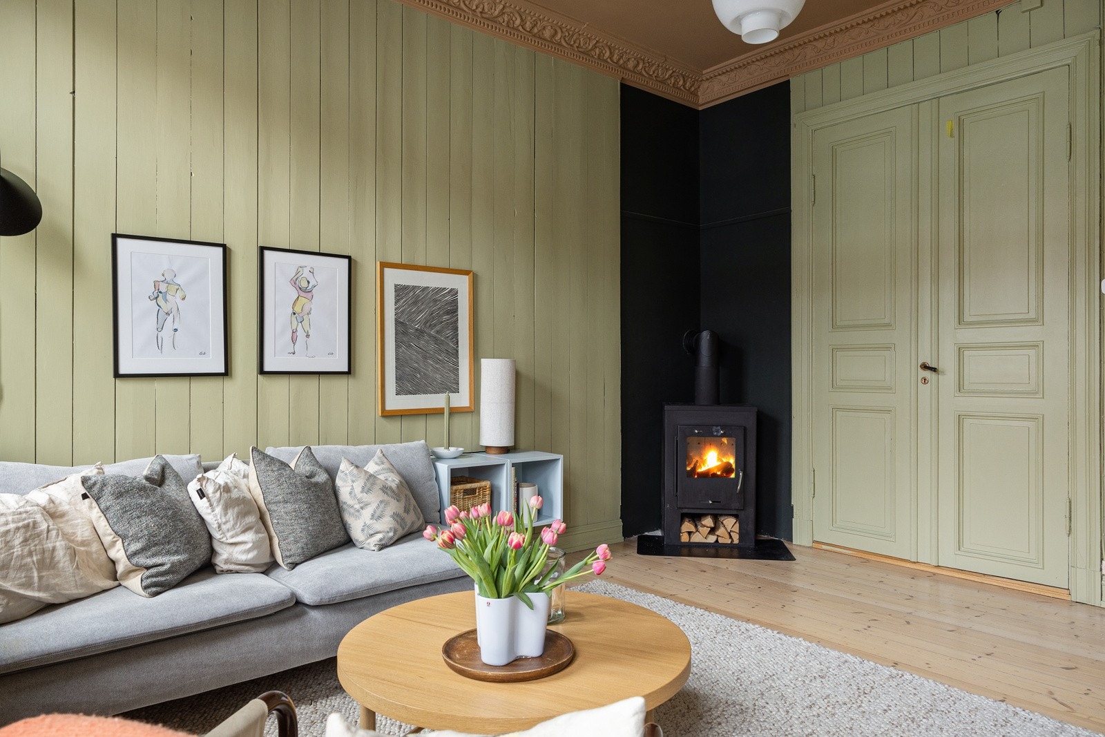 Stuen er et særdeles flott oppholdsrom med stukkatur og rosett. Alle rommene i denne etasjen er malt i farger fra Pure Original. Galleribilde