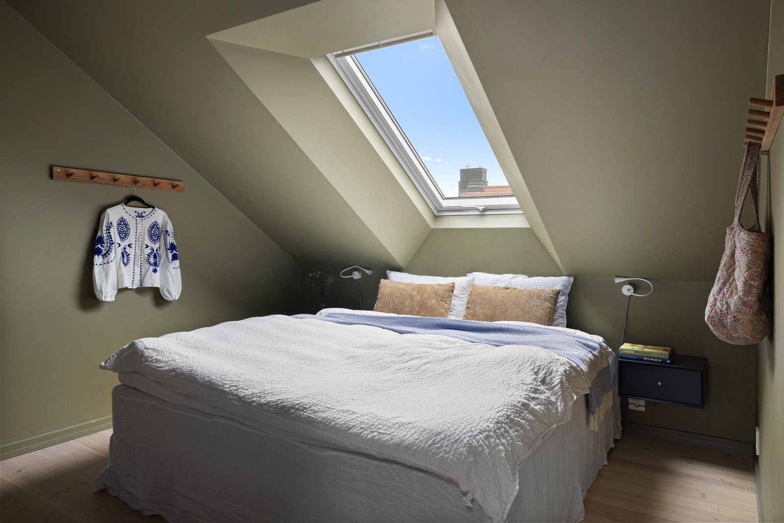 Romslig hovedsoverom med plass til stor dobbelseng og nattbord på hver side. Galleribilde