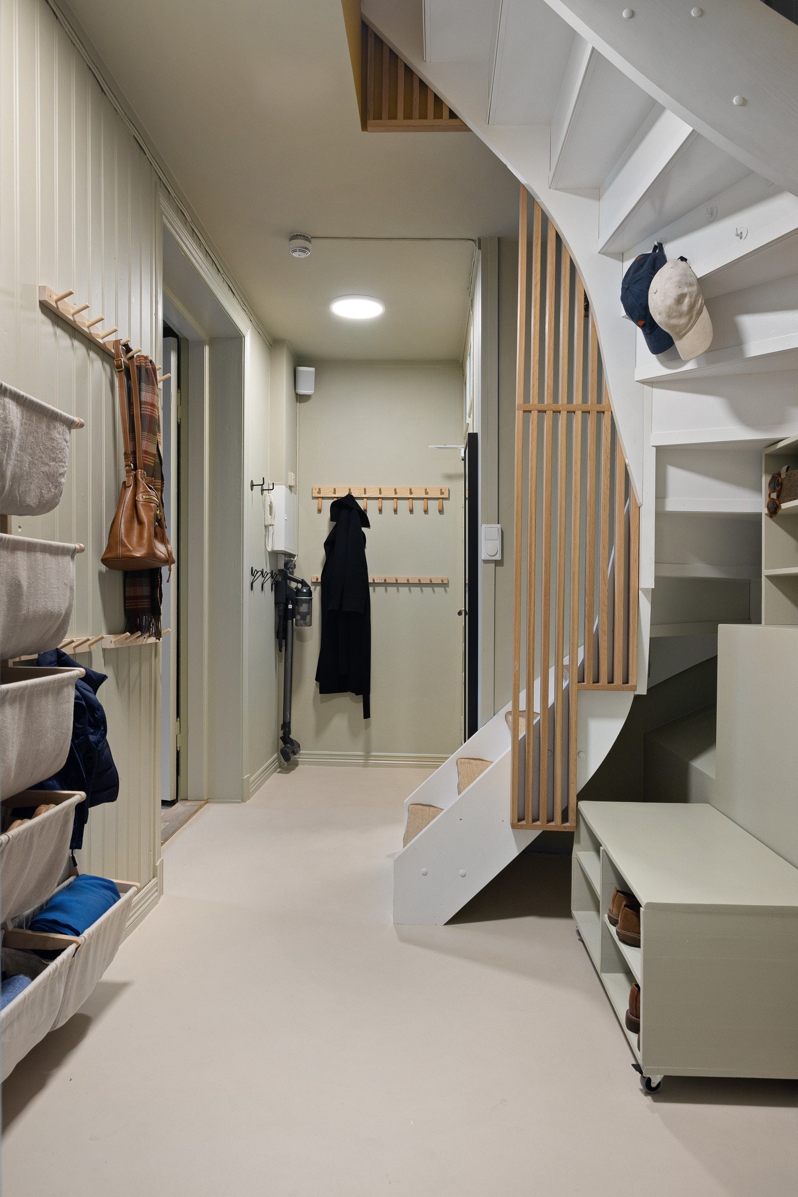 Nyoppusset og stort inngangsparti som gir et godt inntrykk av hva boligen har å by på. Klær og diverse kan enkelt henges på knagger. Gangen har varmekabler, og ble pusset opp i 2025. Galleribilde