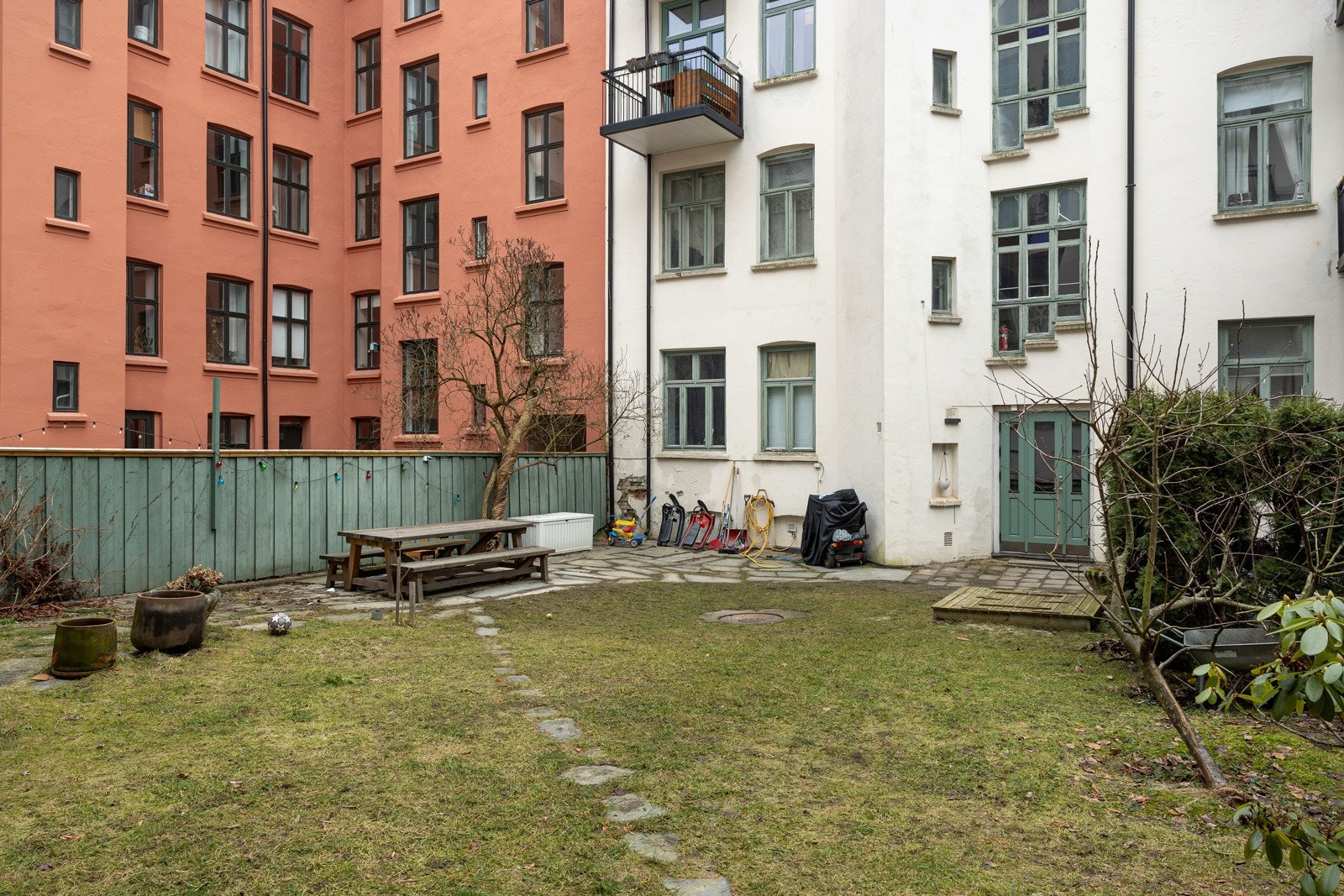 Koselig bakhage med flott beplantning på sommerstid. Her er det plass til å blant annet grille om sommeren og nyte flotte sommerdager. Galleribilde