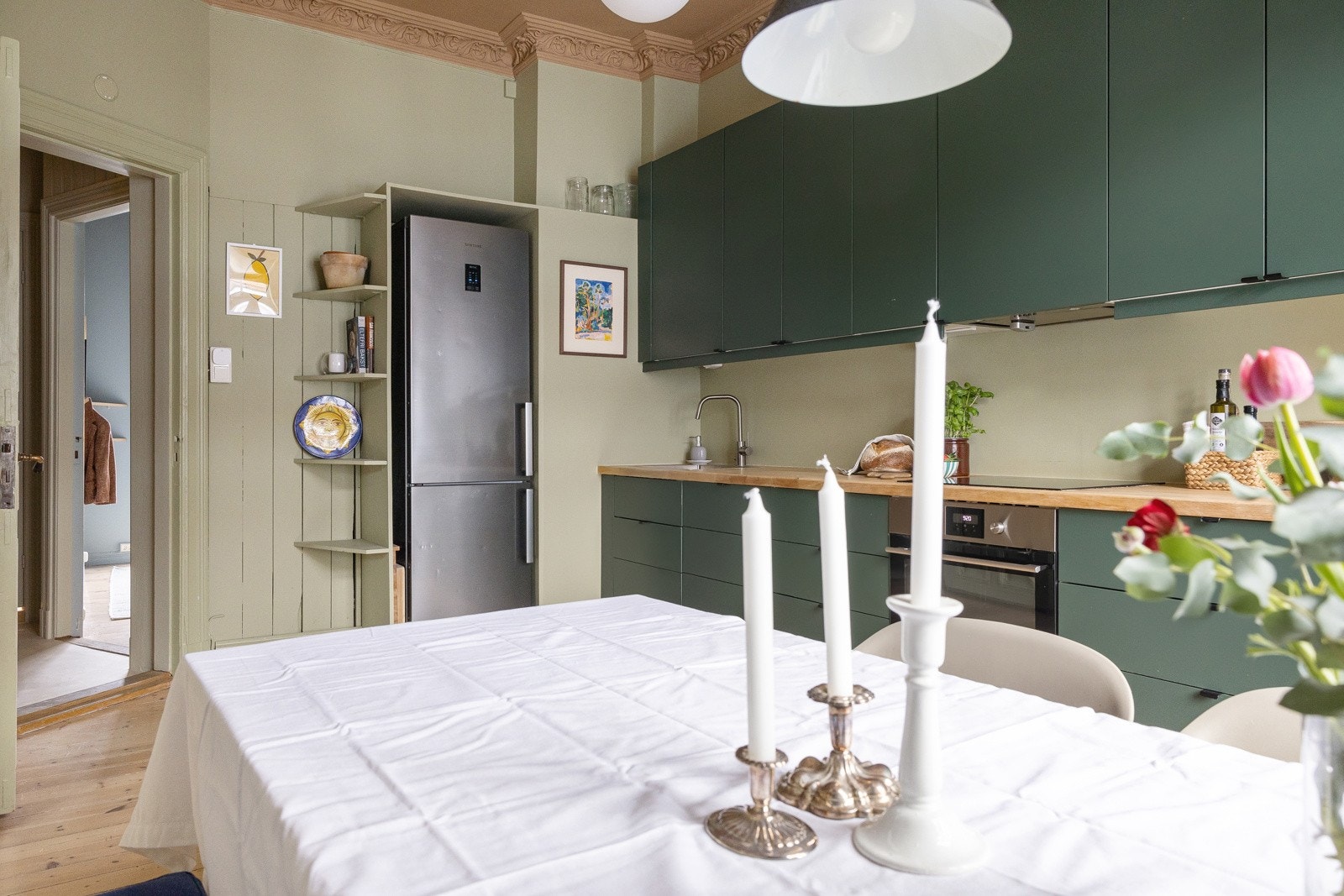 Ved siden av kjøkkenet er det plass til et romslig spisebord, perfekt for morgenstunden og hyggelige sammenkomster. Galleribilde