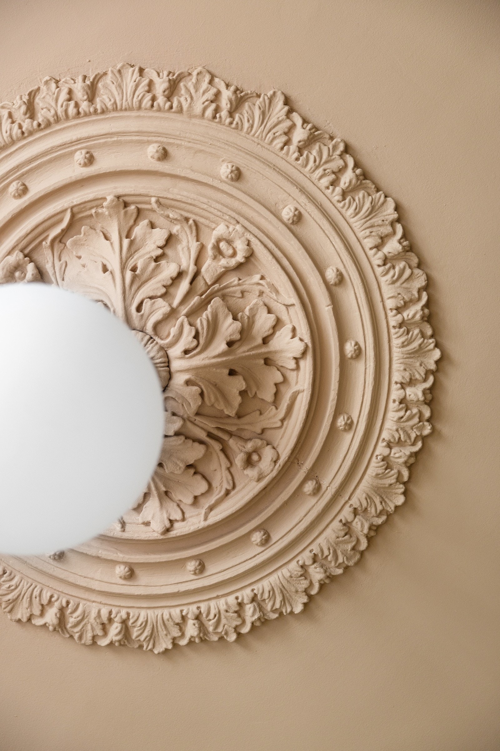 Klassiske detaljer som stukkatur og rosett. Galleribilde