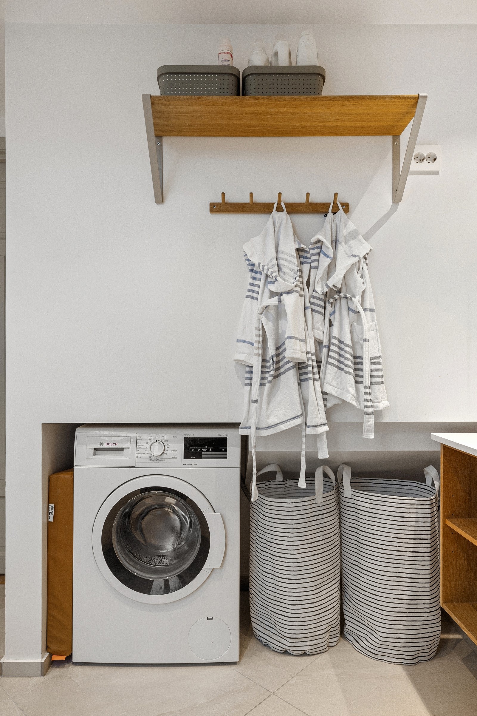 Opplegg for vaskemaskin og mulighet for å gjøre plass til tørketrommel, noe som gjør rommet svært funksjonelt. Galleribilde