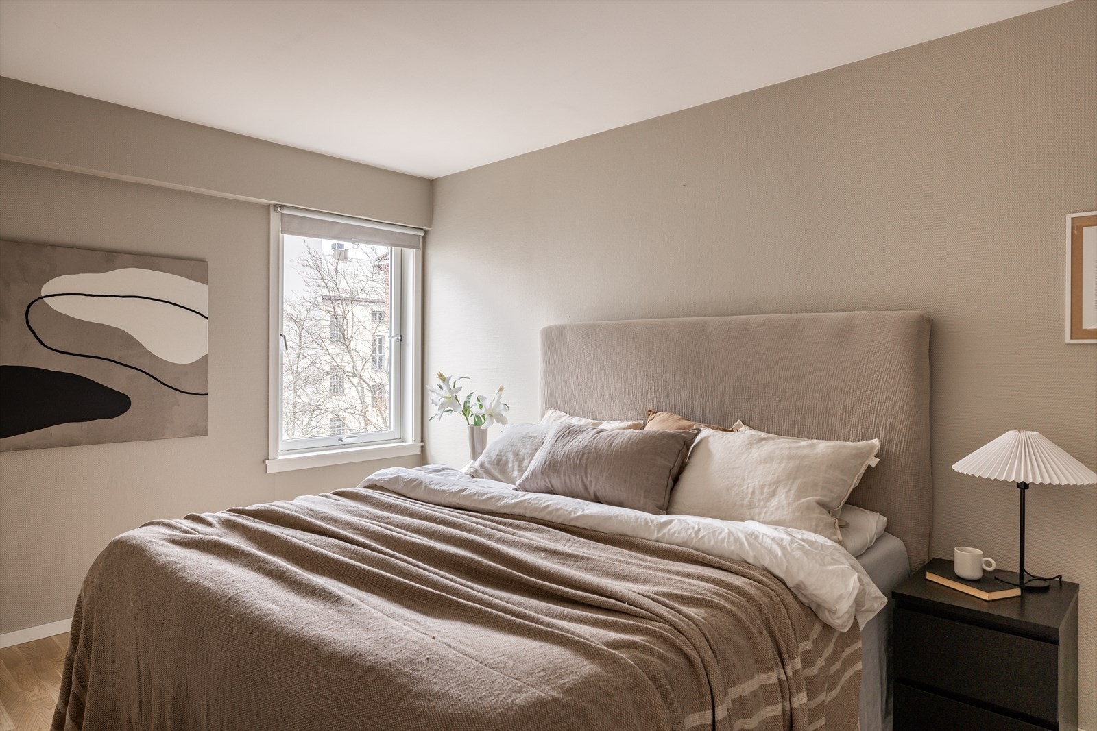 Romslig soverom med plass til dobbeltseng og nattbord Galleribilde