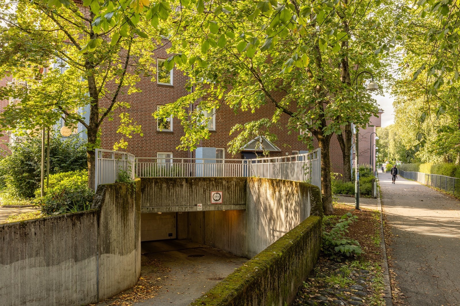 Garasje følger ikke, men borettslaget har fellesgarasje der flere andeler eier plass. Her kan det tidvis være muligheter for både leie og kjøp ved ledighet Galleribilde