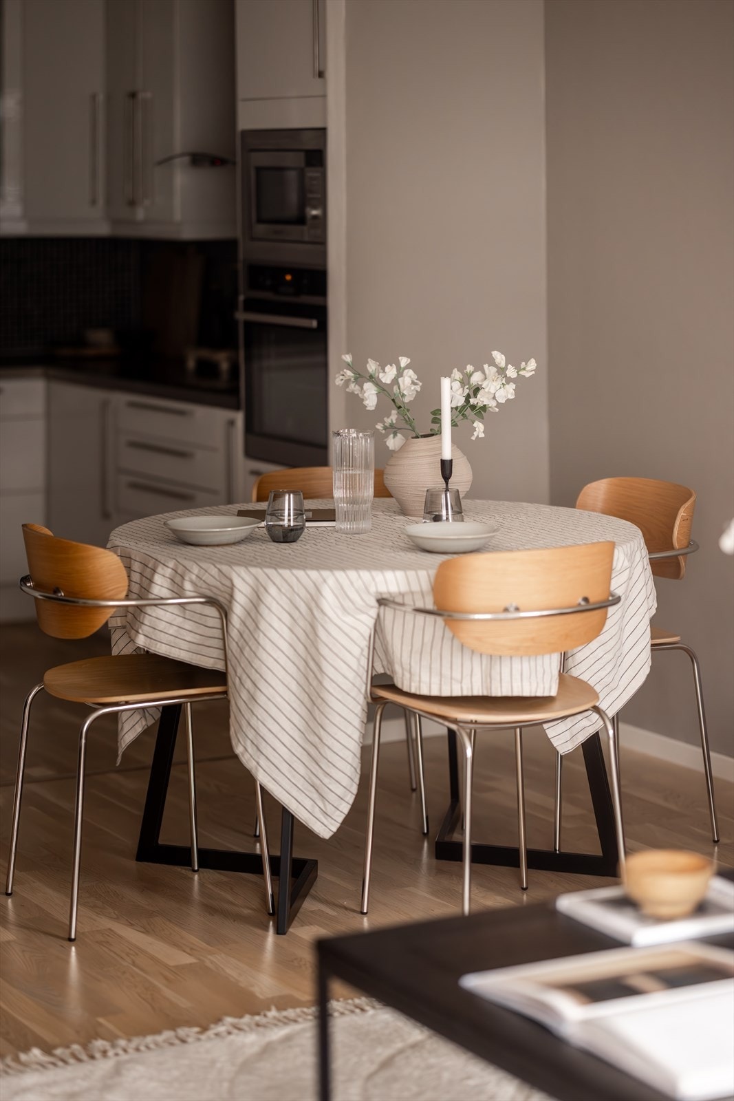 Romslig stue med plass til sofa, spisebord og tilhørende møblement Galleribilde