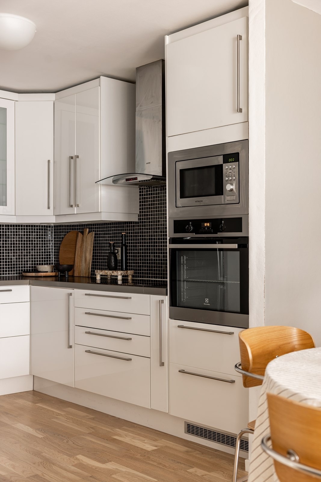 Kjøkkenet er velutstyrt med integrert mikroovn, stekeovn og oppvaskmaskin. Galleribilde