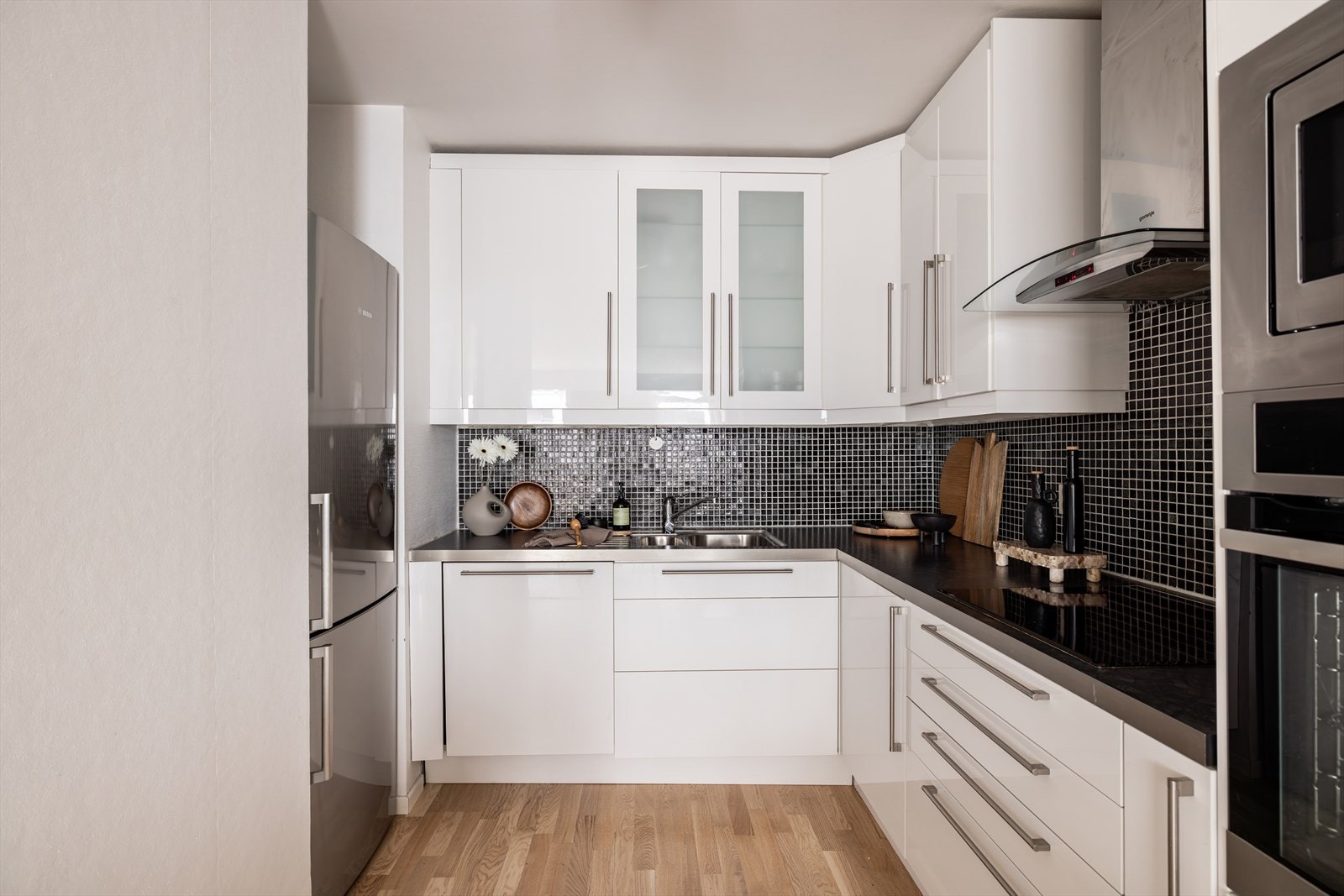 Epoq-kjøkken fra 2012 som byr på godt med skap- og benkeplass Galleribilde