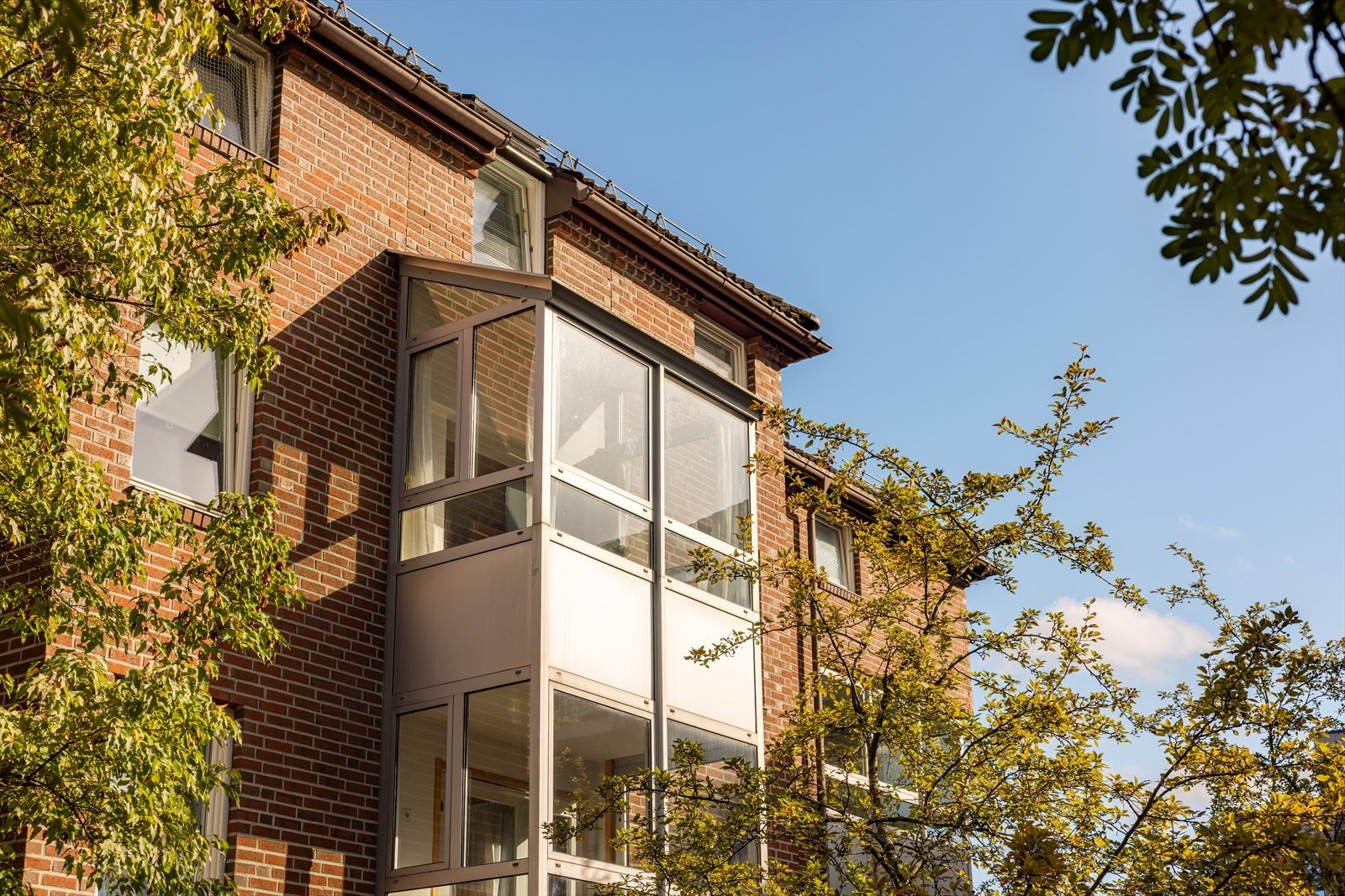 Borettslaget består av hyggelig bebyggelse i grønne omgivelser Galleribilde