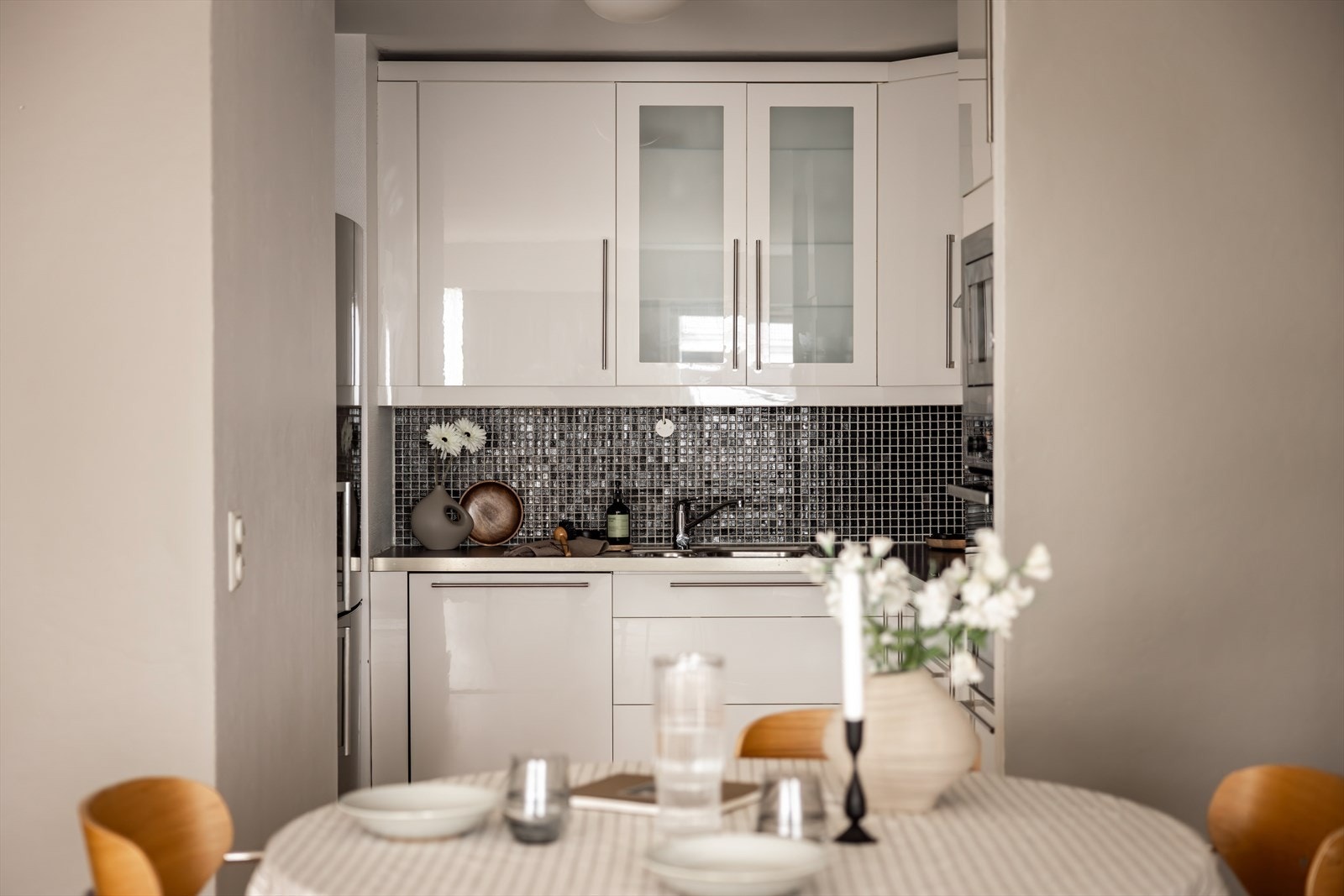 Kjøkkenet har praktisk utforming og rikelig med skap- og benkeplass Galleribilde