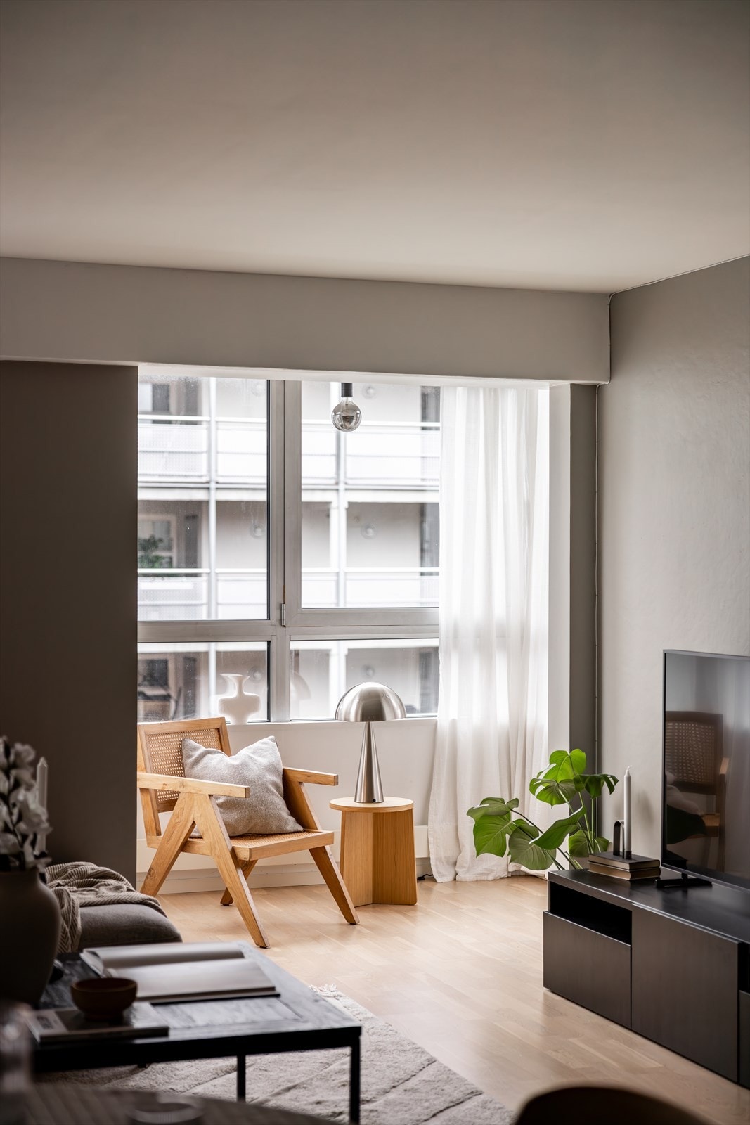 Koselig vinterhage med vinduer i tre himmelretninger som gir stuen flotte lysforhold Galleribilde