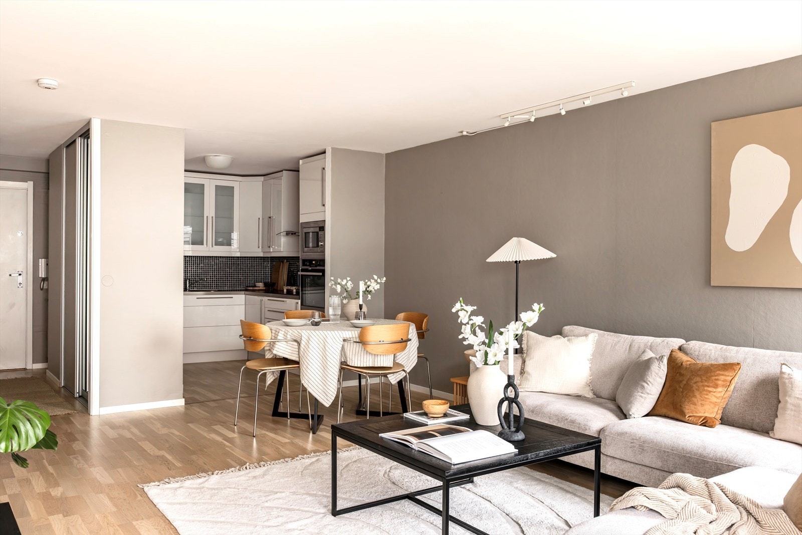 Leiligheten har tidsriktige fargevalg og pent parkettgulv Galleribilde