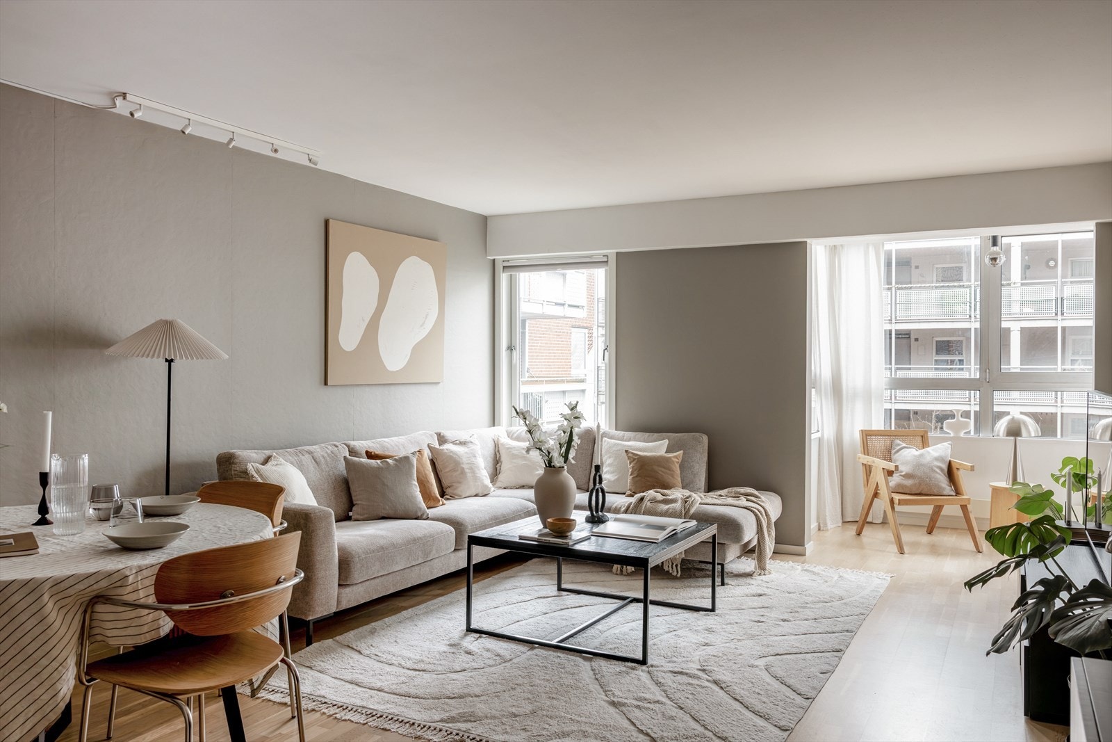 Stuen og kjøkkenet ligger i en åpen og sosial løsning, noe som skaper et sosialt oppholdsrom Galleribilde