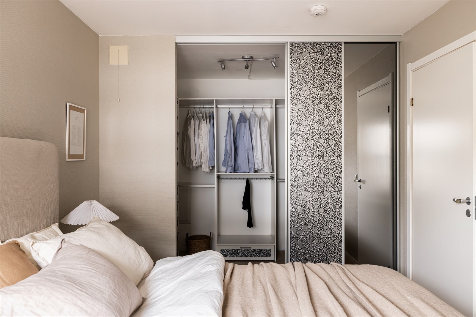 Fra soverommet er det direkte adgang til et stort walk-in-closet Galleribilde