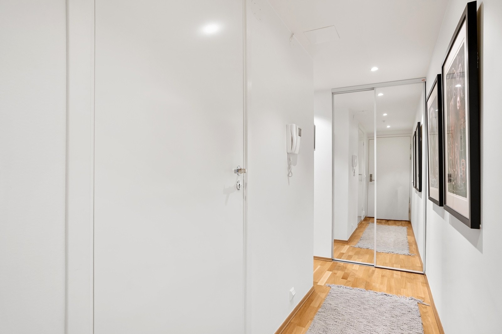 Gang med praktisk skyvedørsgarderobe i enden Galleribilde