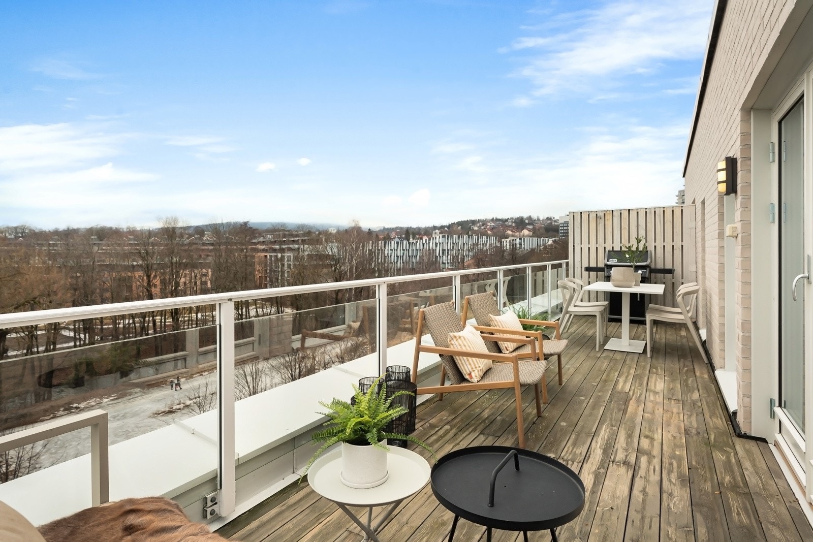 Utgang til stor privat takterrasse på ca. 17 kvm - vestvendt orientering og fantastiske solforhold Galleribilde