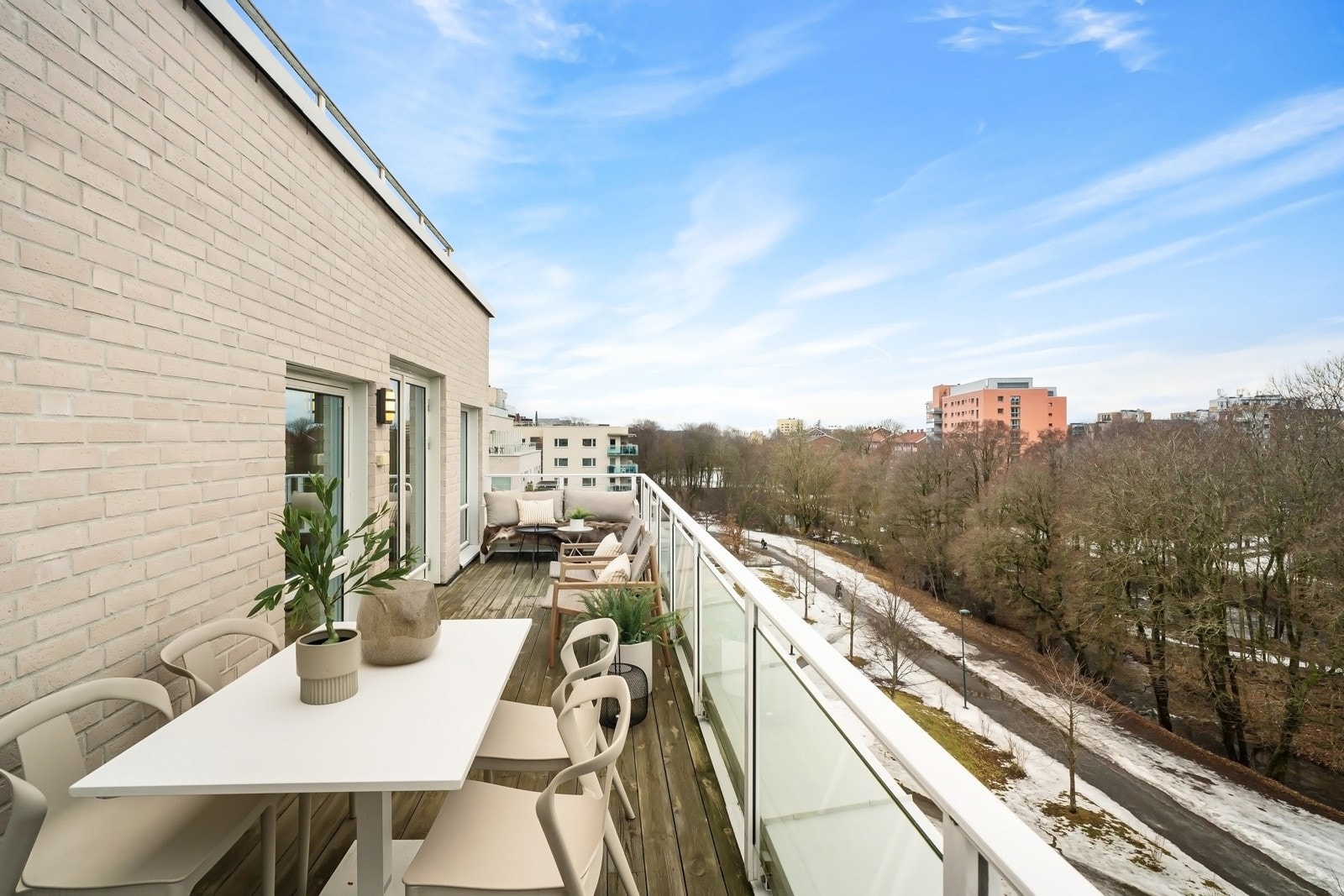 Høyt og fritt utsyn i første linje over grøntområde langs Akerselva. Det er god avstand til omkringliggende bebyggelse Galleribilde