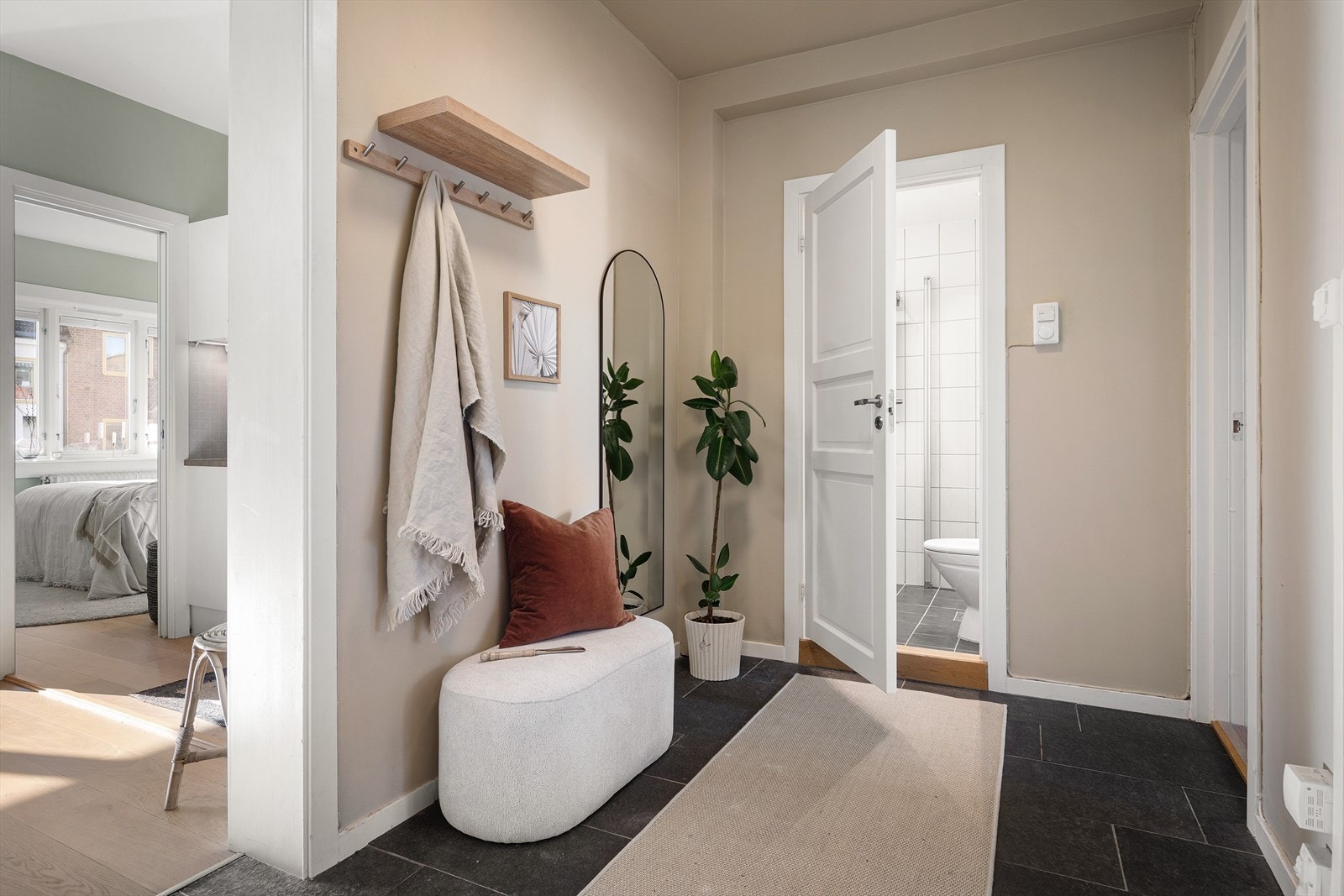 Gang med flislagt gulv og varmekabler. Perfekt på vinterstid. Galleribilde