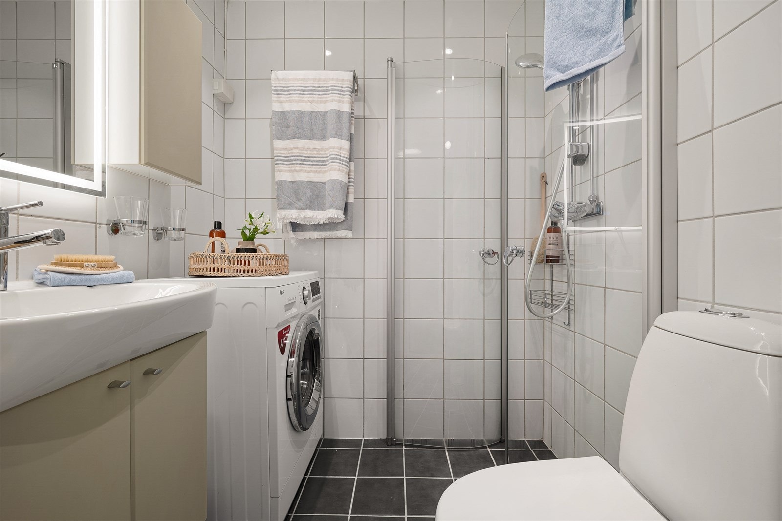 Pent flislagt bad fra 2004 - pusset opp i regi av borettslaget. Galleribilde