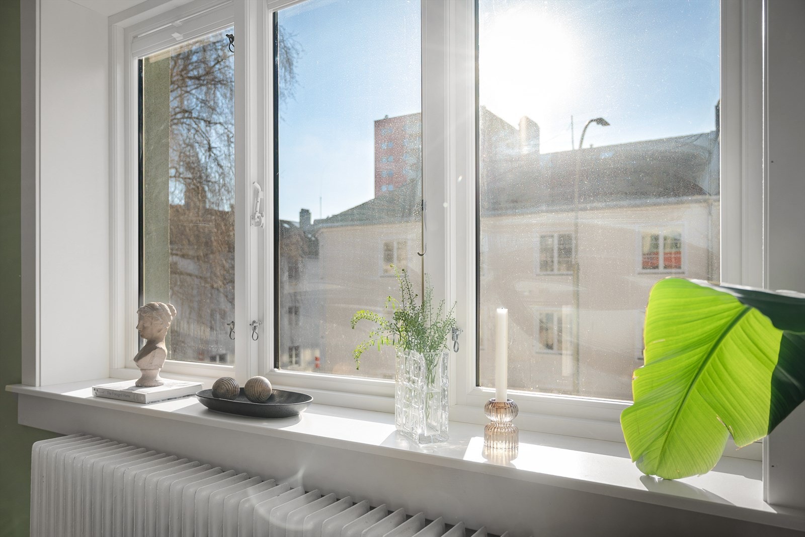 Her har du flere store vinduer som gir godt med naturlig lysinnslipp og ekstra takhøyde på 2,63m. Galleribilde