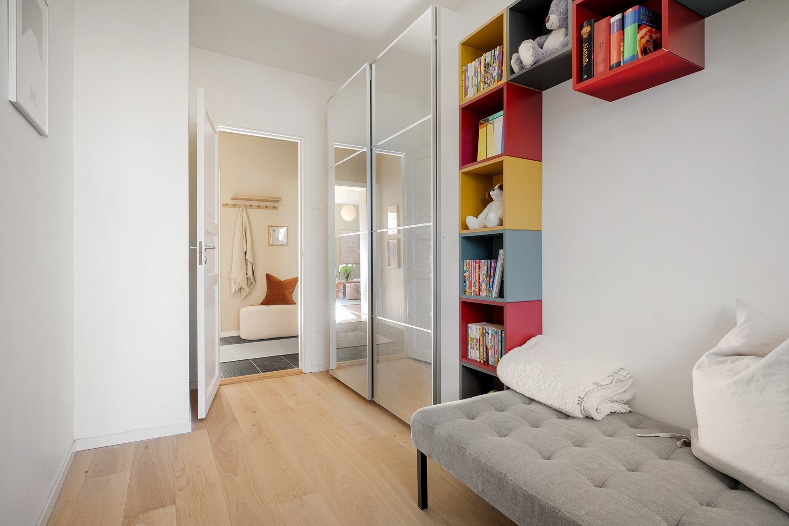 Det medfølger ekstra kjellerbod og loftsbod til sammen 10kvm for ekstra lagringsplass. Galleribilde