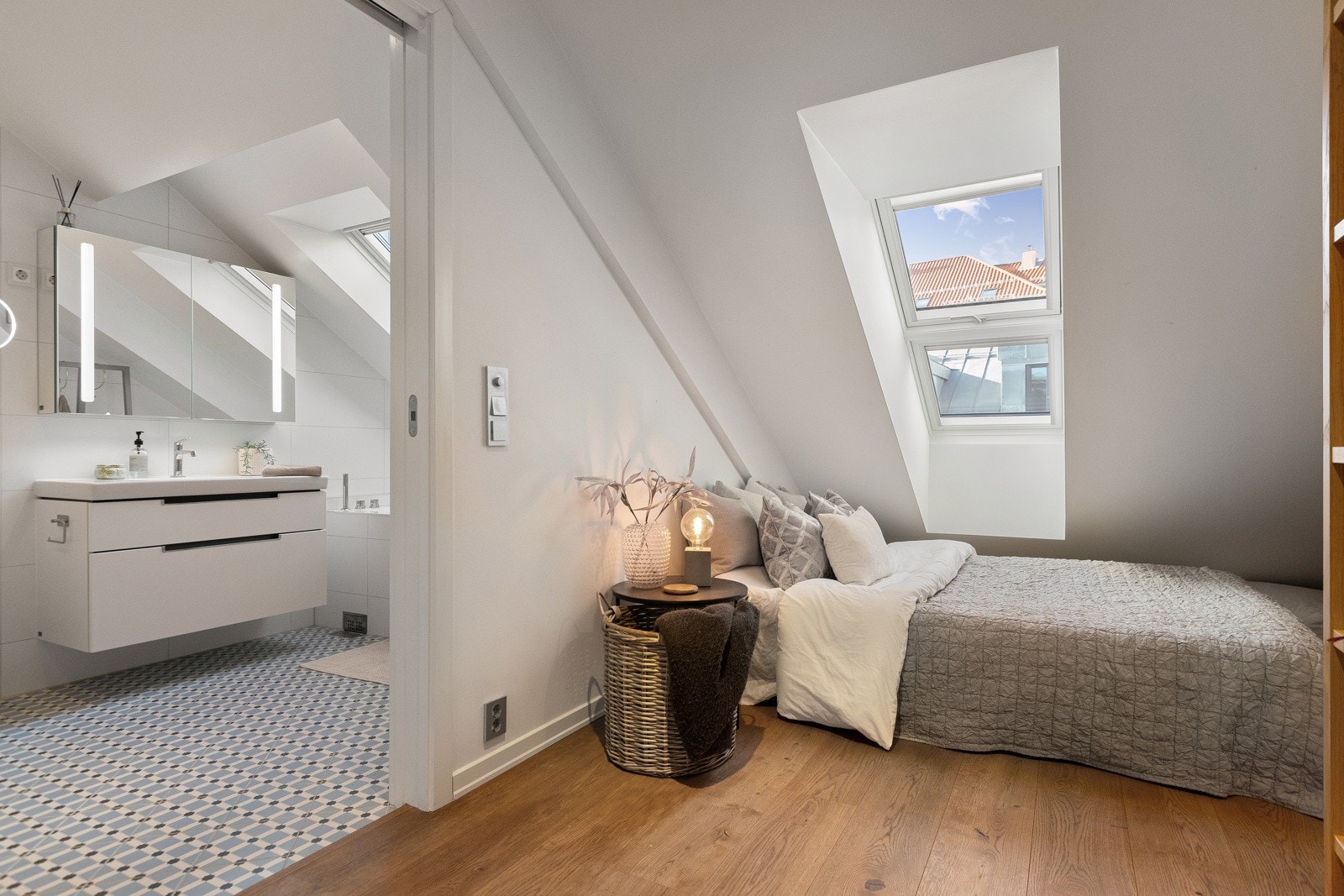 I tilknytning til soverom 2 har du det romslige baderommet. Galleribilde