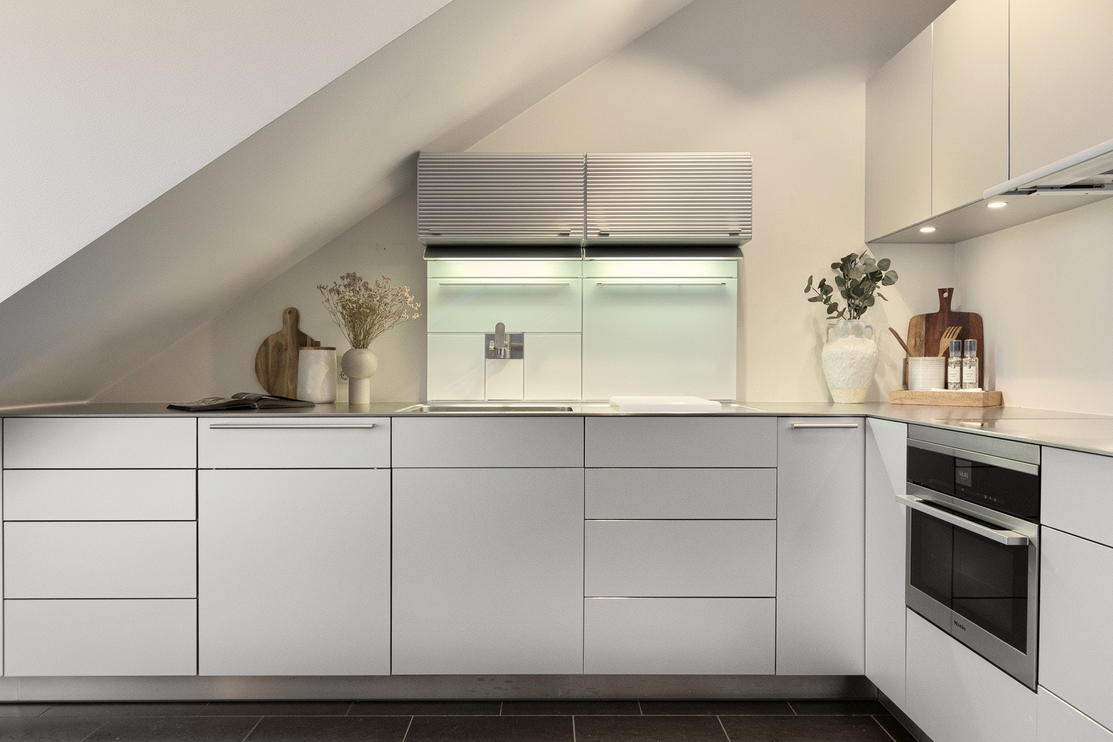 Ventilator fra Røroshetta via balansert ventilasjonsanlegg. Gulvet har varmekabler (Elko Plus) og Ottaskifer. Belysning fra Expo Nova. Galleribilde