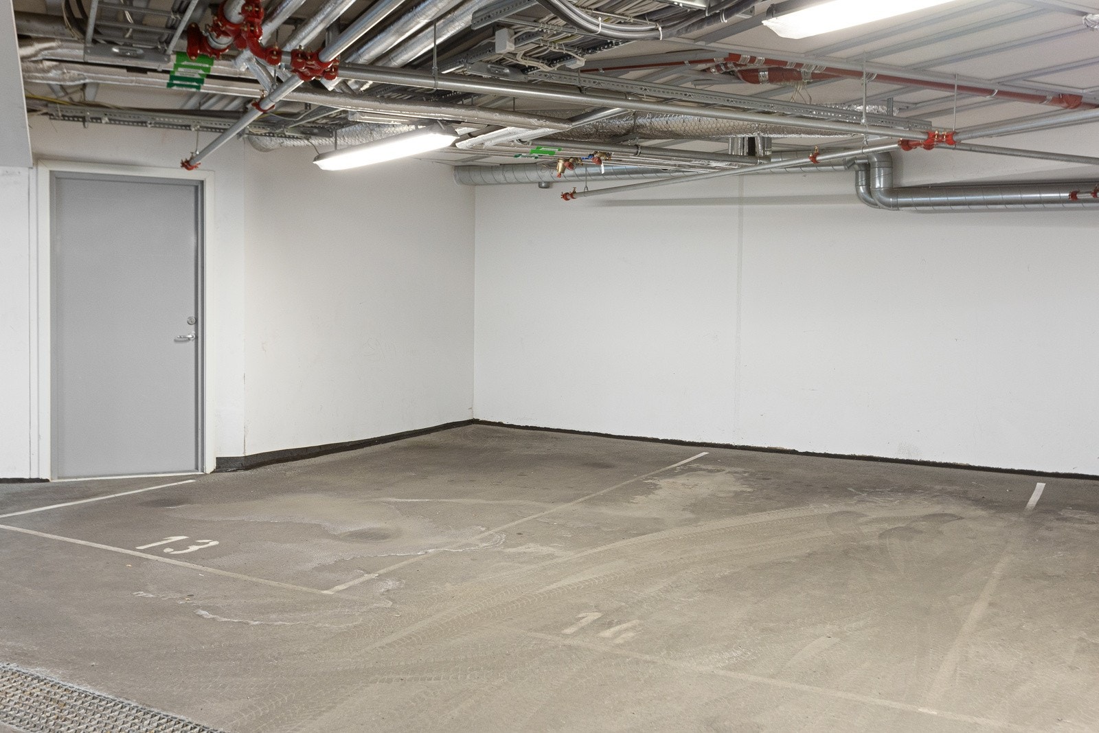 Det følger én parkeringsplass i oppvarmet, felles garasjeanlegg (plass nr. 13). Boden er rett ved siden av. Galleribilde